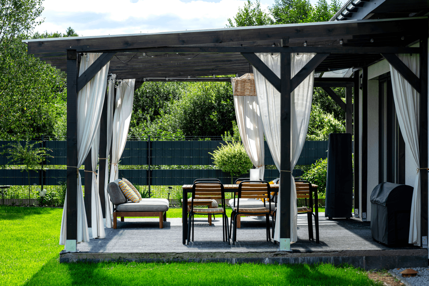 Pergola en aluminium ou en bois : quel entretien prévoir ?